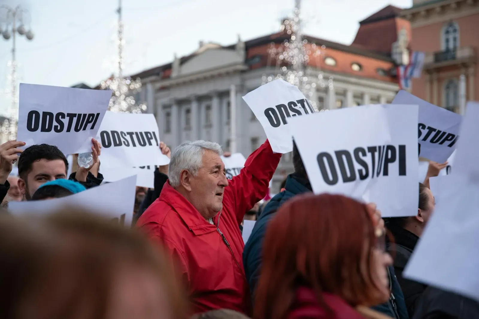 Ema barak iha protestu ho kartu sira ne'ebé hakerek 'Justisa', 'Reparasaun', 'Bitcoin' hanesan imajen ida ne'ebé reprezenta r