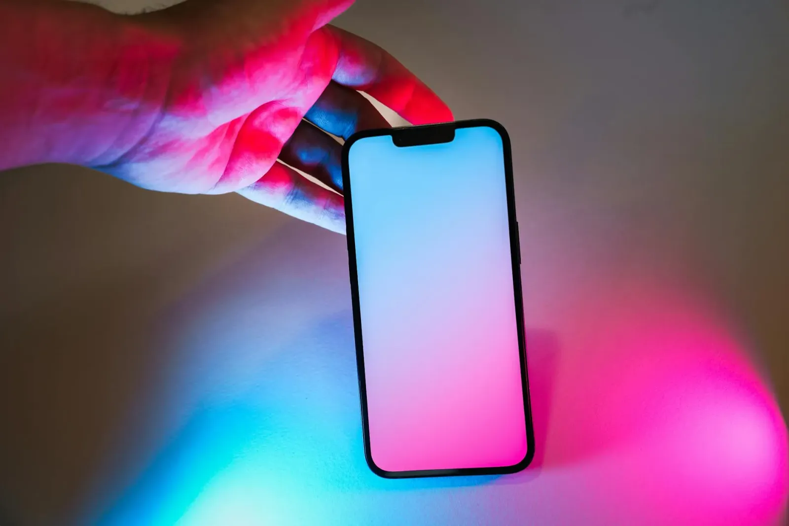 Imajen ne'ebé mosu ema ida ho smartphone no grafiku teknolojia iha laran, hanesan ita-nia investimentu foun no teknologi ne'e