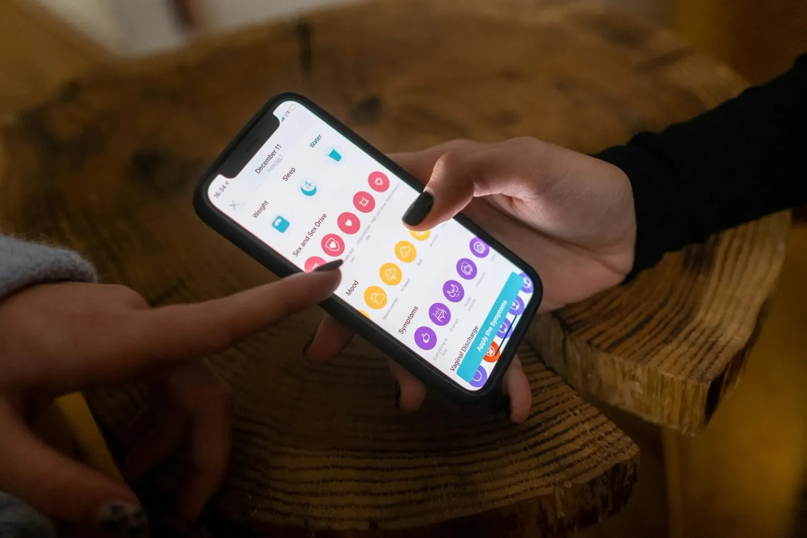 Oura Ring 5 iha ita nia liman, hatudu teknolojia monitorizasaun saúde ho AI health coach ne'ebé foun