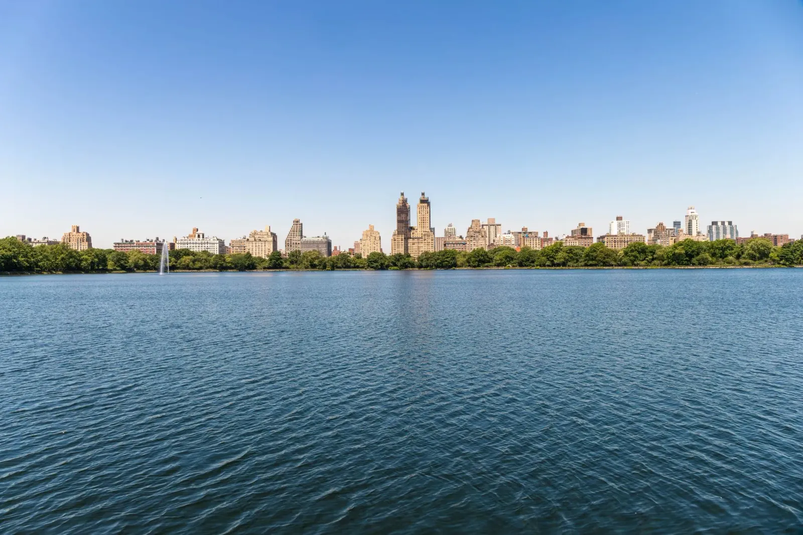 Imajen hatudu polísia NYPD iha park Sentrál besik lagoa Harlem Meer, ho ema nadu hela iha bee, no polísia hein hela iha rai. 