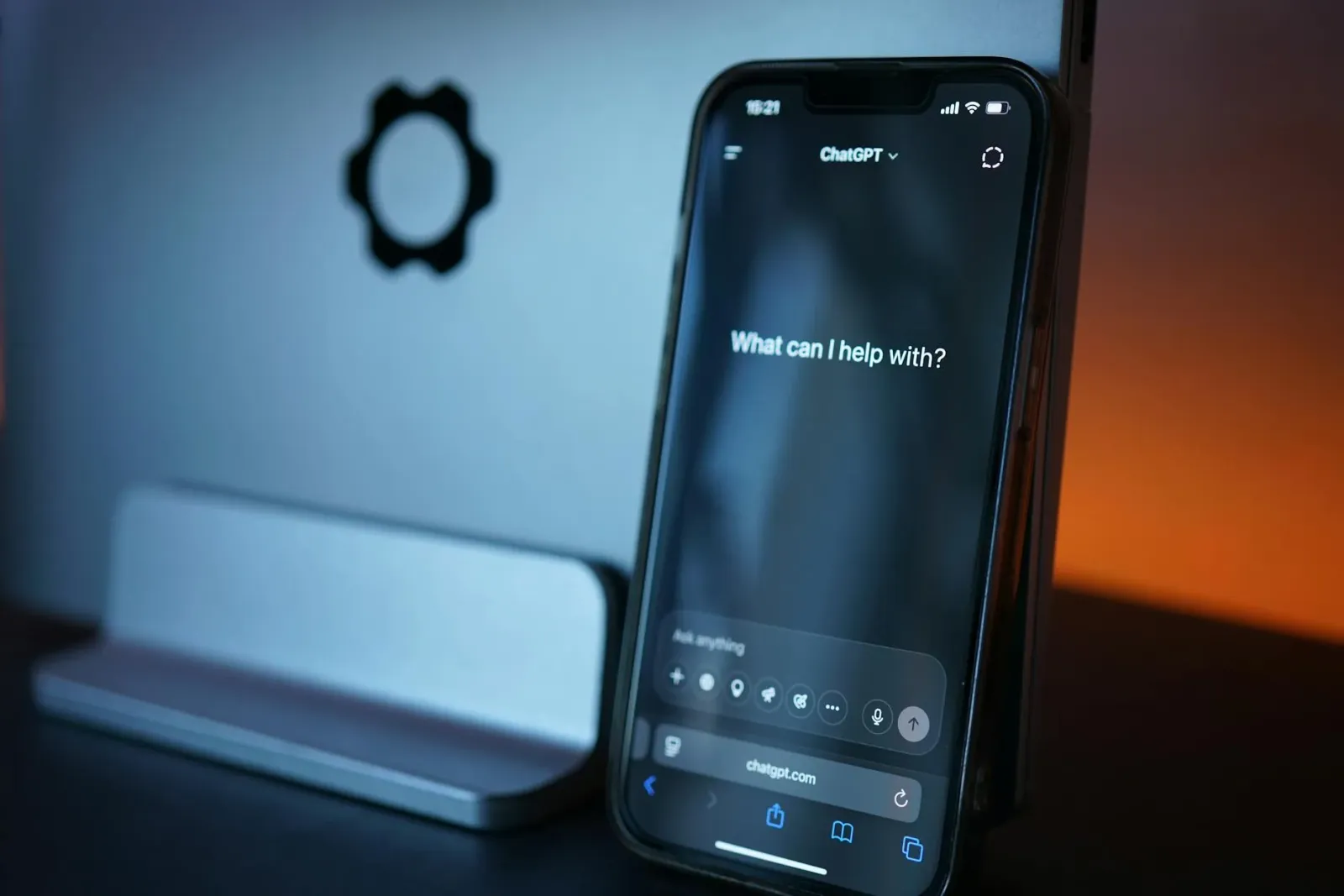 Imajen ne'ebé hatudu Apple nia Siri AI foun iha WWDC 2026, ho ekrã nia laran no opisaun privasidade, hanesan símbolu ba tekno