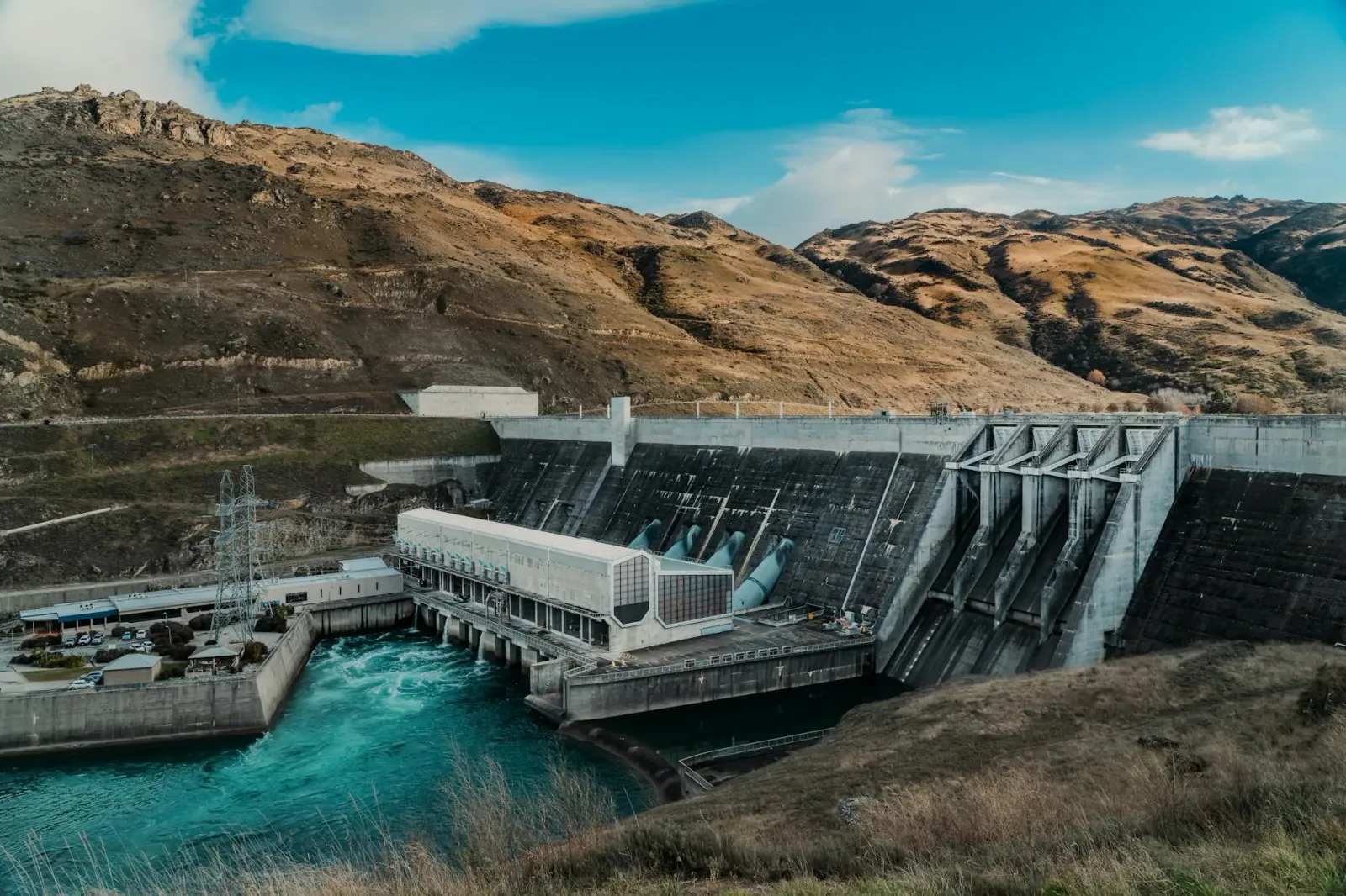 Imajen ida husi projetu hidro ki'ik iha Índia, ho riu no turbina, ne'ebé hatudu potensial enerjia renovável