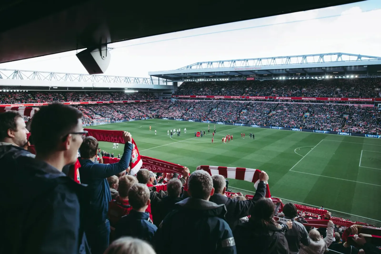 Imajen estadiu Liverpool ho torcedor barak, hatudu atmosfera desportu ne'ebé entuziasma
