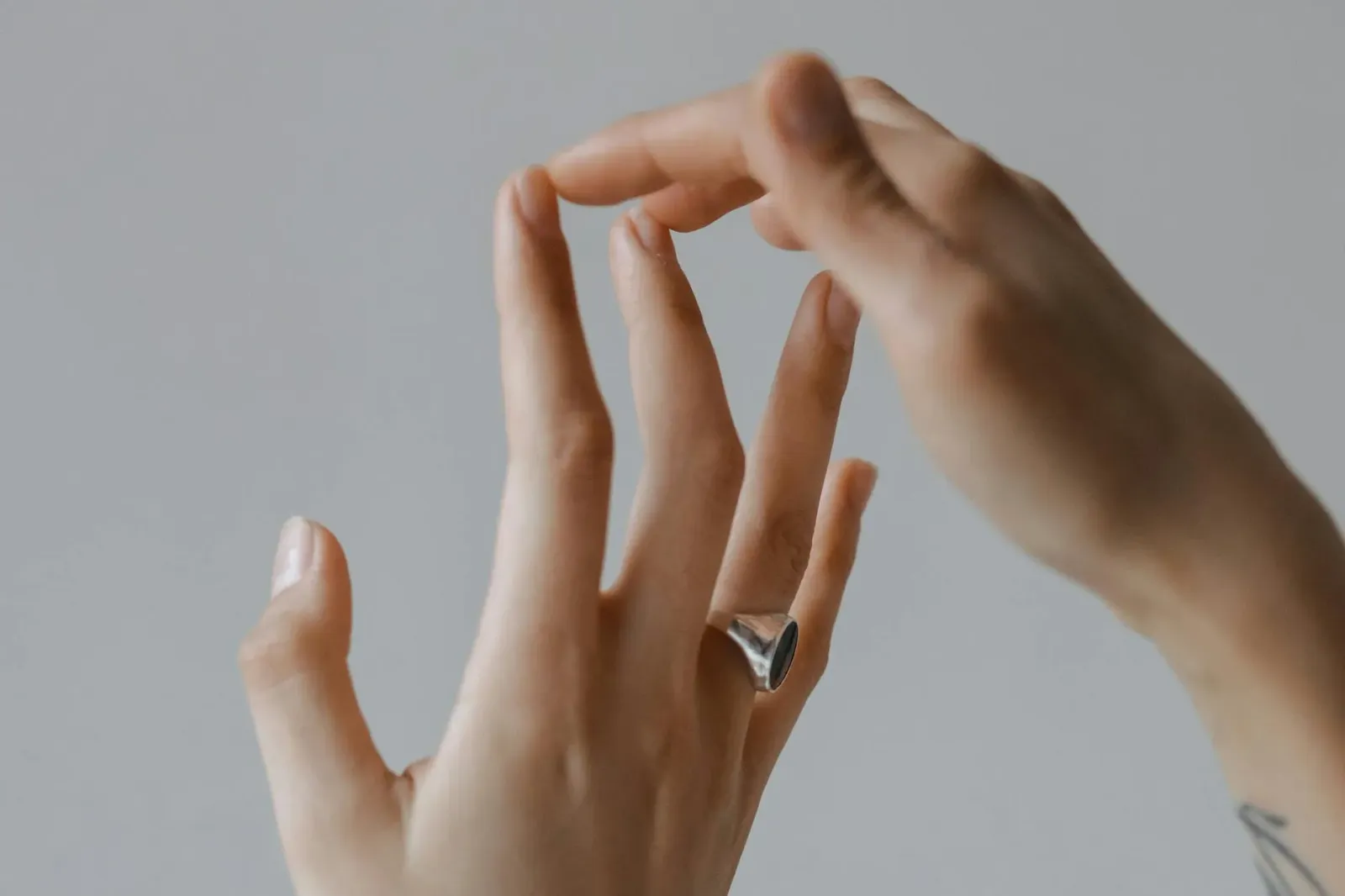 Oura Ring 5 iha liman ema, hetan AI saúde atu monitoriza sinais kardiovaskulár no padraun toba loron-loron