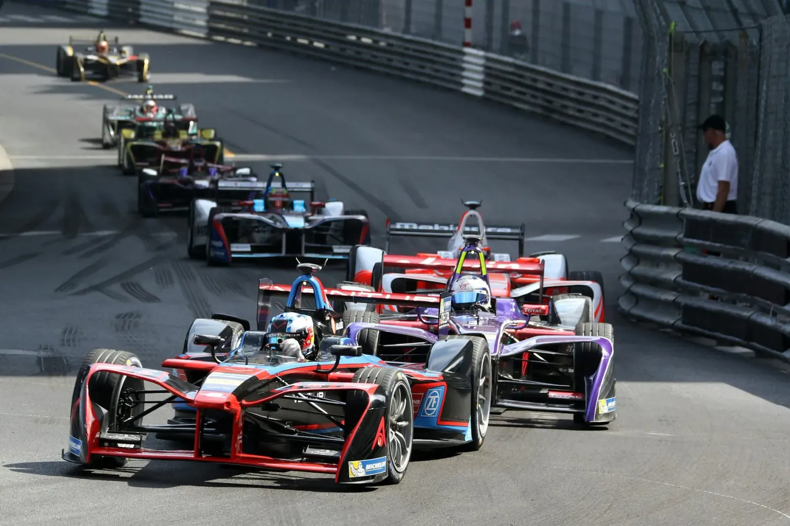 Lucas Di Grassi, maneiru Formula E, haree tiha estrada iha Monaco monu tiha hela durante kórrida.