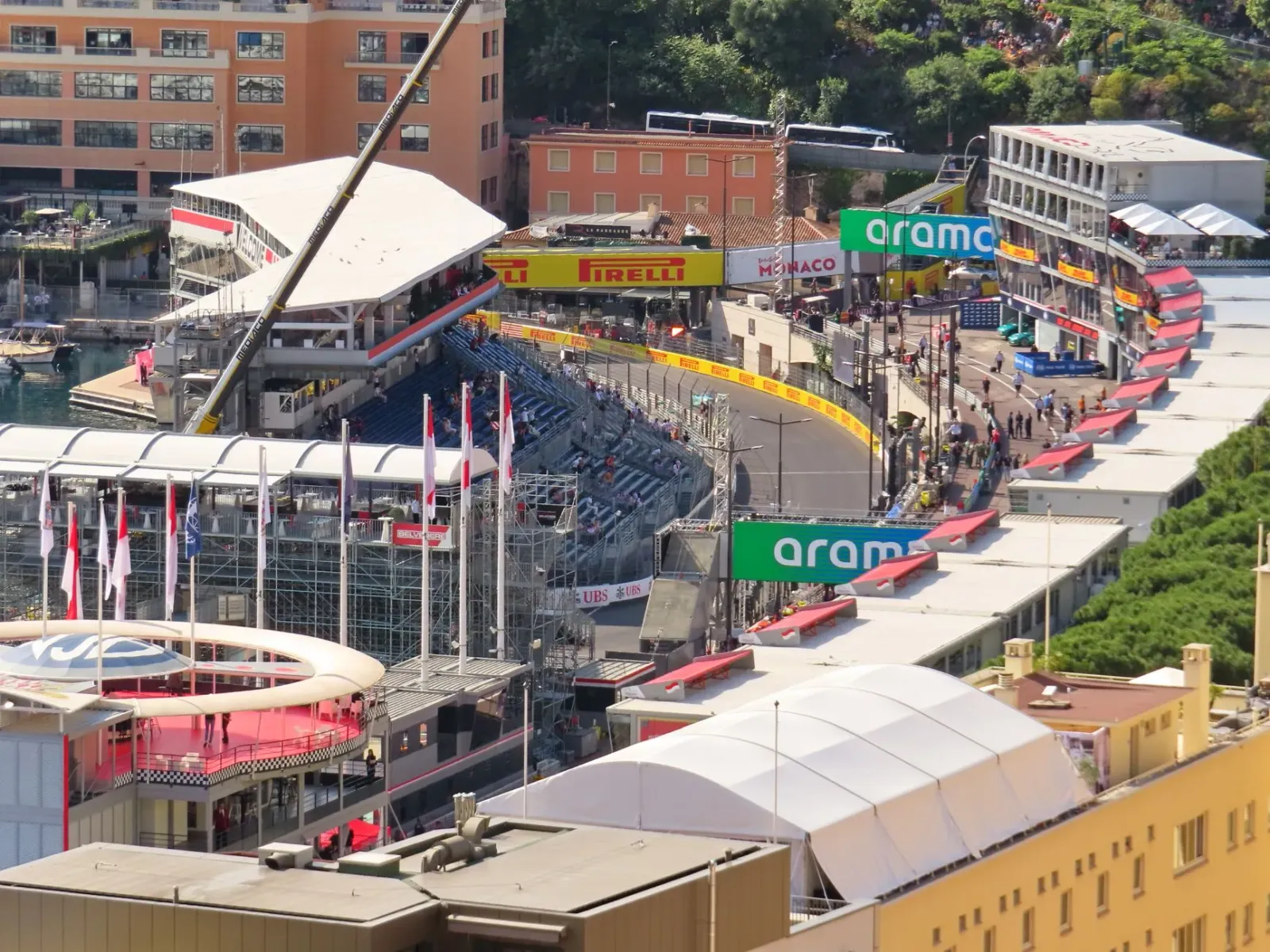 Imajen husi sirkulasaun rua Monaco ne'ebé hatudu buraku no kondisaun la di'ak durante karreira F1