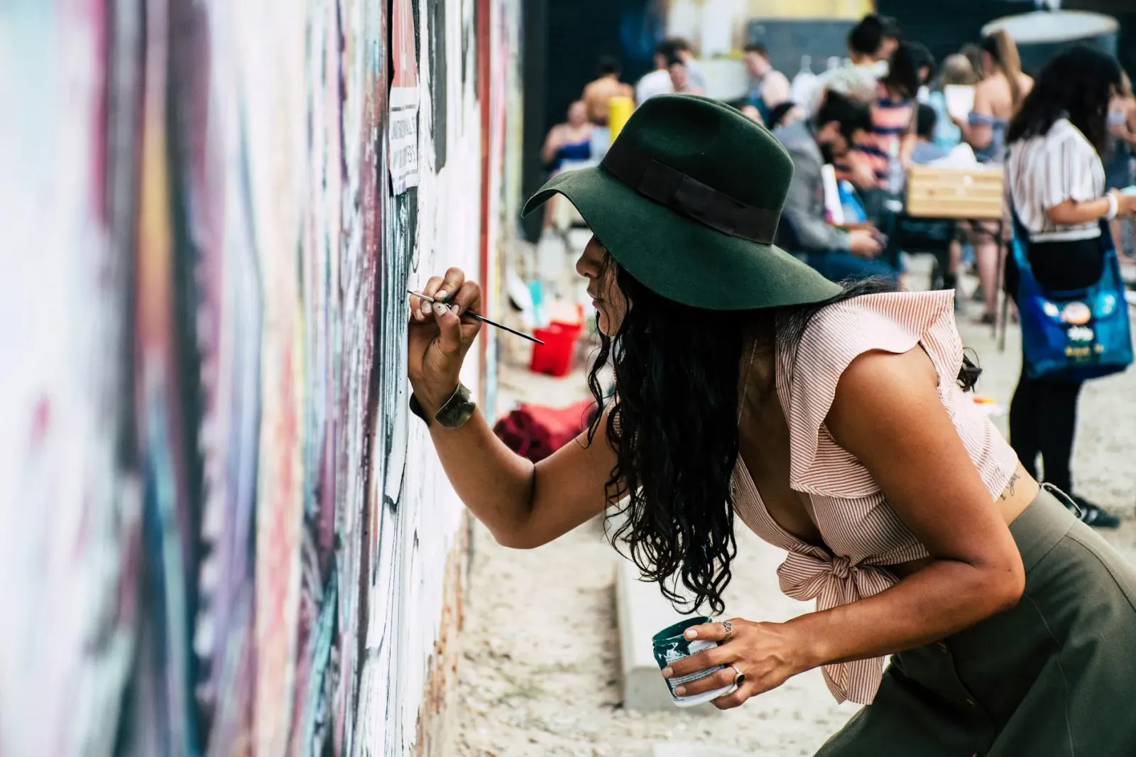 Ema pintura mural iha eskola, labarik sira hamutuk ho komunidade atu kurasa tristeza depois tragedia