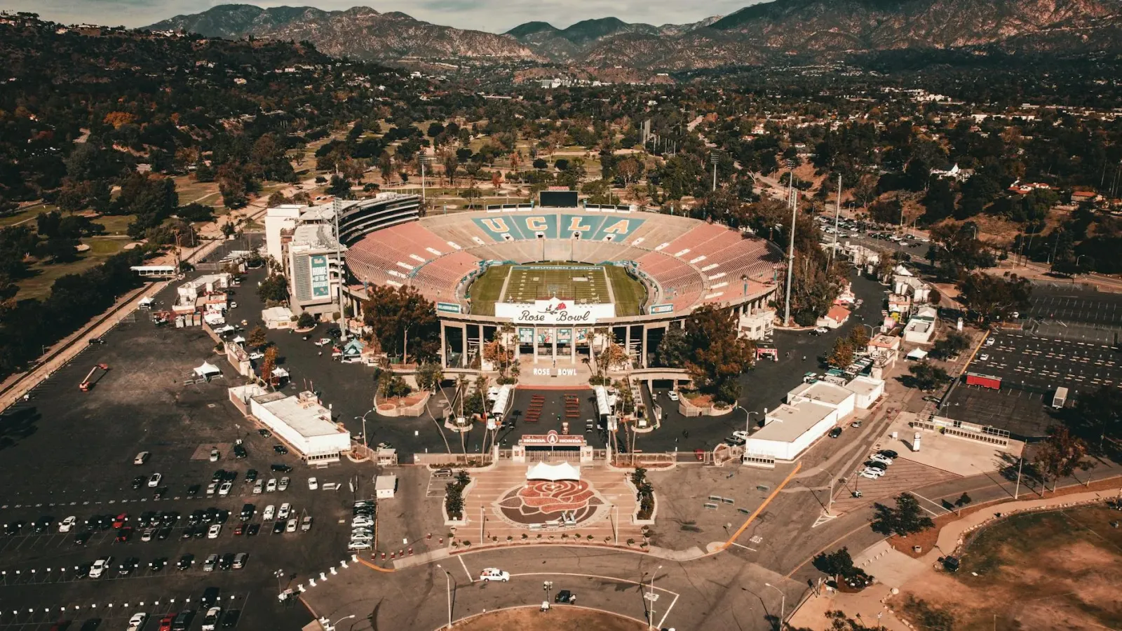 Imajen kolaj hatudu tela Steam ho jogu gratuitu, fotografia Guns N' Roses iha konsertu, no banner eleisaun Los Angeles ho Kar