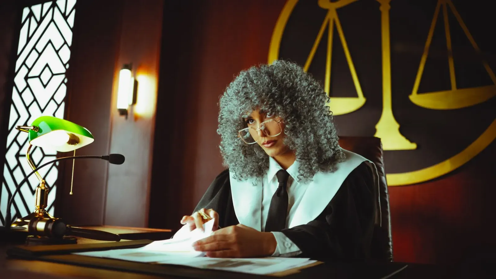 Imajen ilustrativa ne'ebé hatudu tribunal, estreia filme, no laboratóriu peskiza saúde — símbolu husi kazu tolu ne'ebé analiz