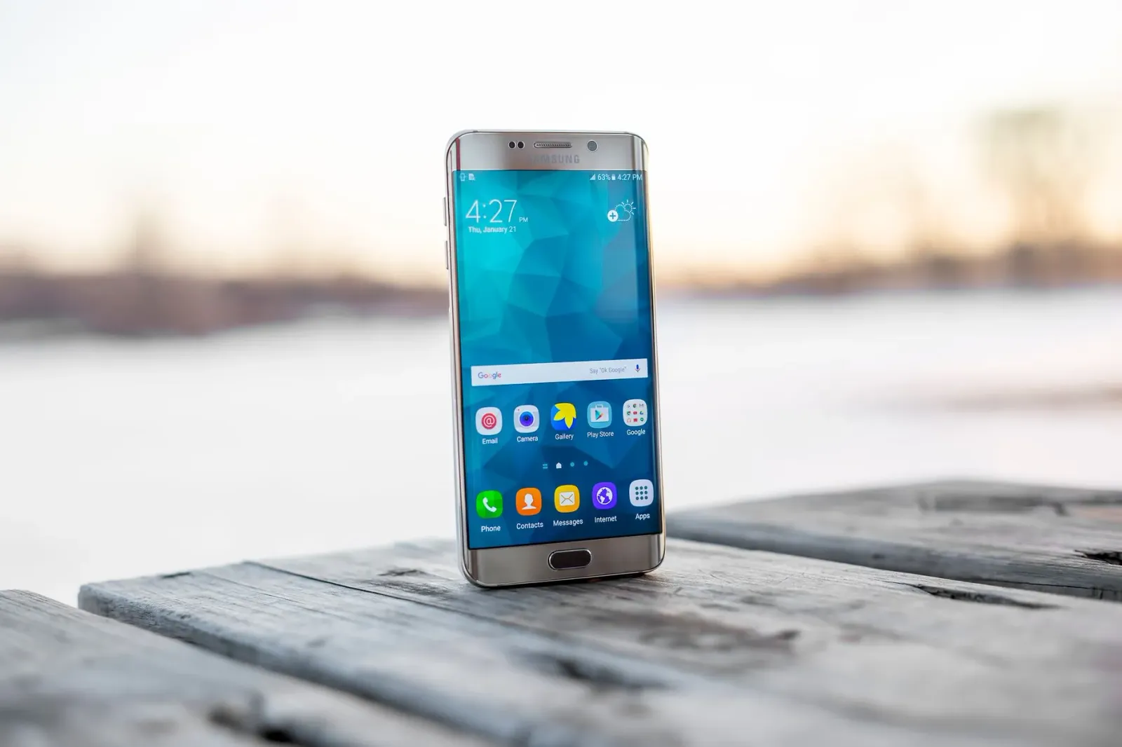 Imajen ida ne'ebé hatudu smartphone Android no komputer ho logo Google no Microsoft iha uma konferénsia teknolojia, ho ai-fua