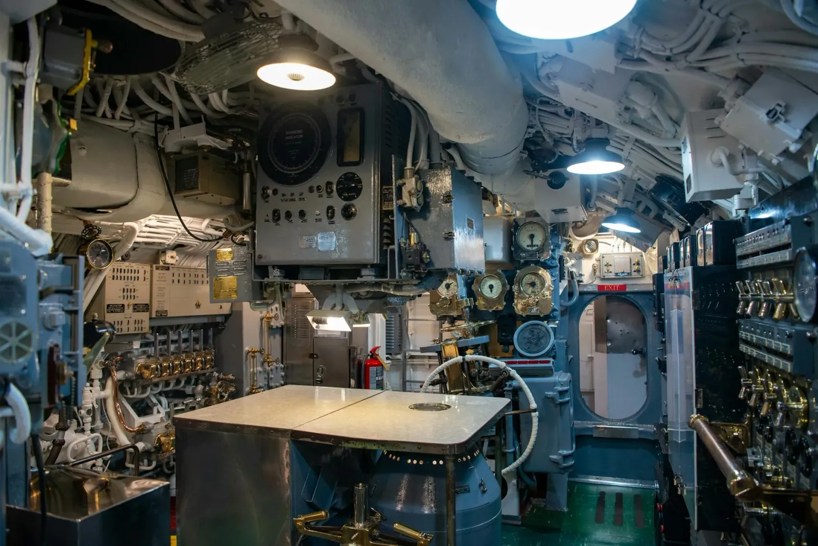 Drone submarinu boot ida iha tasi laran, ho luz azul no kabu komunikasaun iha kotuk, hanesan simbolu ba teknolojia seguransa 