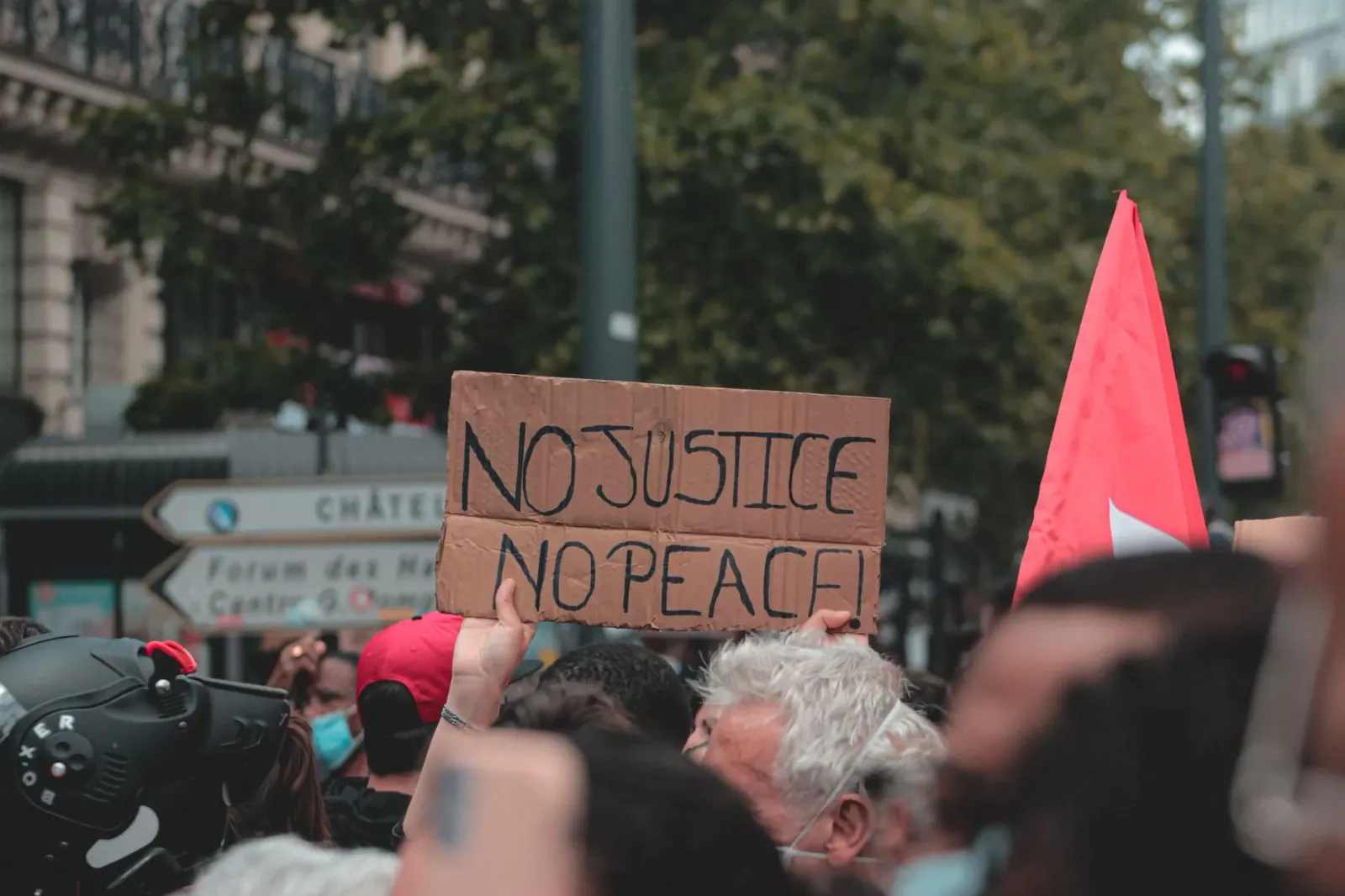 Imajen ida ne'ebé hatudu ema barak hamutuk iha sala ida, ho bandeira Índia iha kotuk, no ema seluk iha EUA ho tristeza, no es