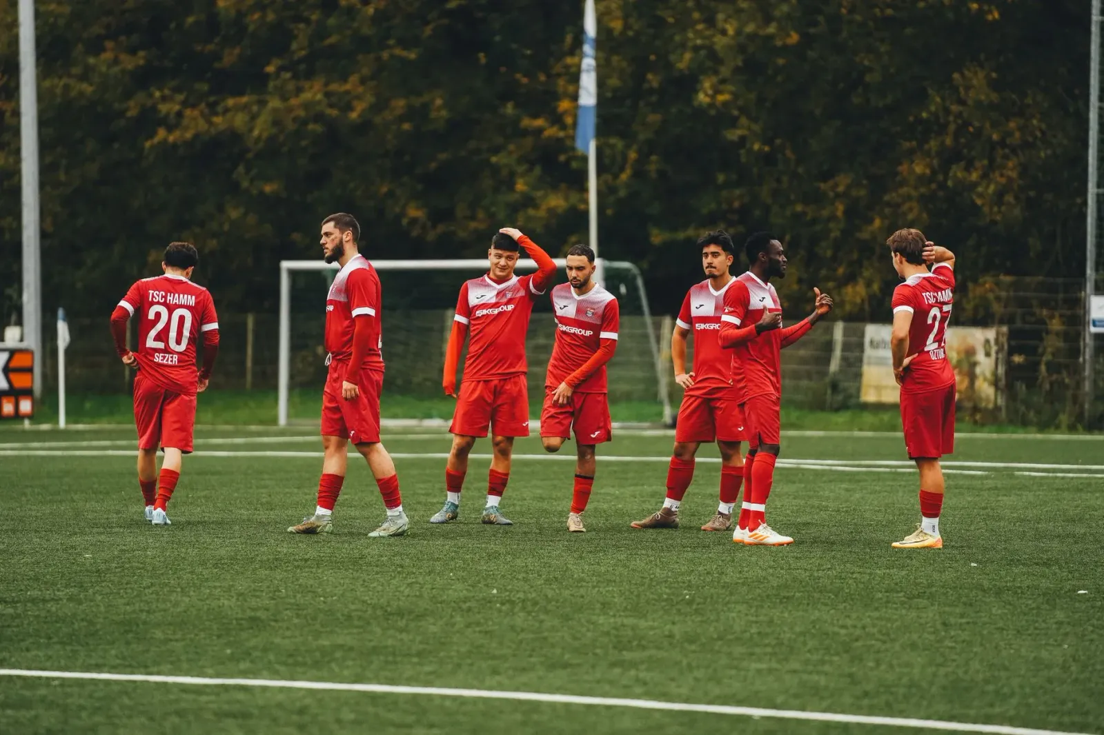 Ekipa futebol Canada nian halibur hela iha campo antes partida Mundial 2026, ho jogador sira hasee ba kamera no uniforme verm
