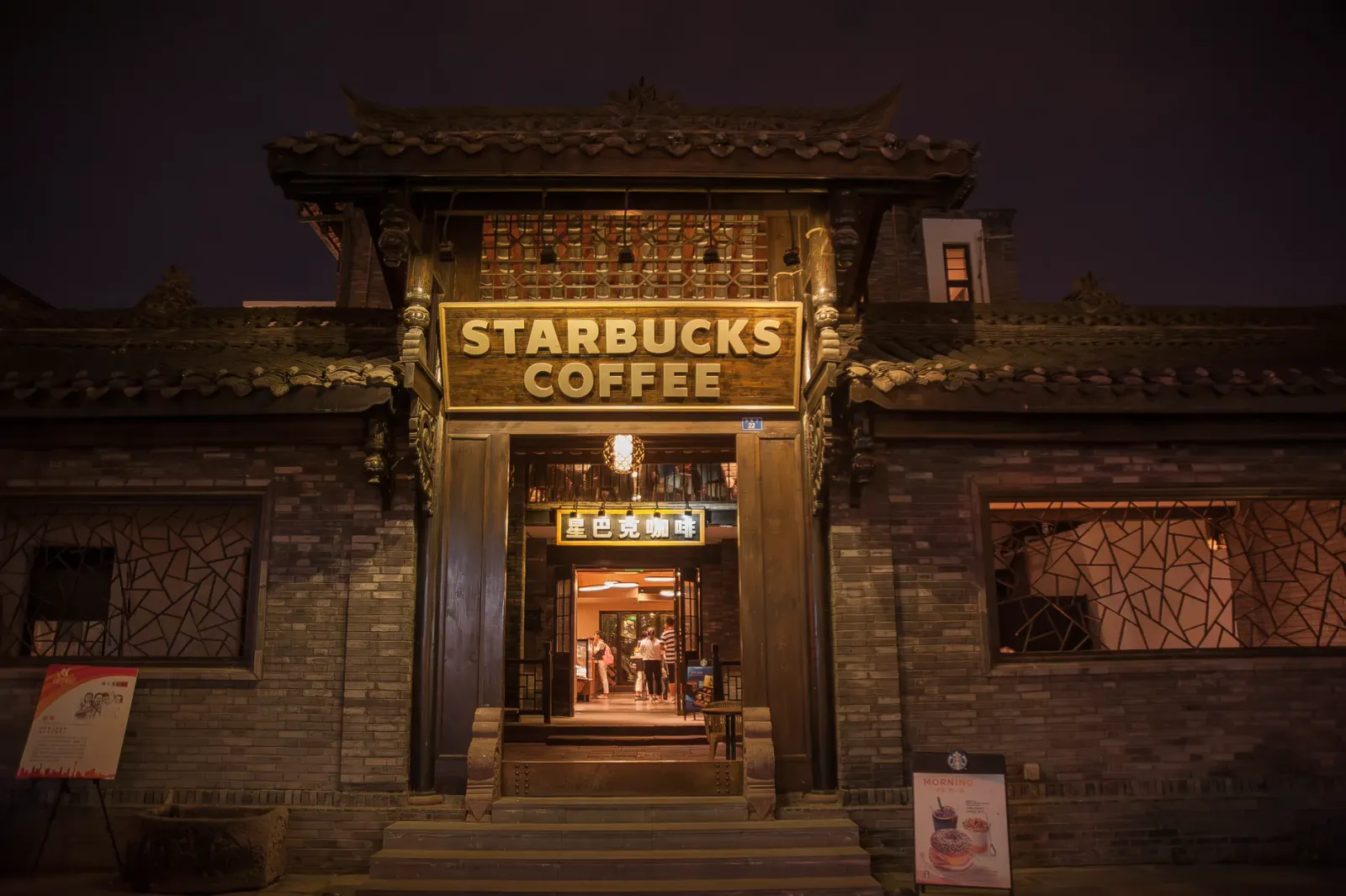 Imajen ida husi loja Starbucks iha Japón, ho letreiru ne'ebé hatudu naran Starbucks iha lian Japones, no kliente sira tuur ih