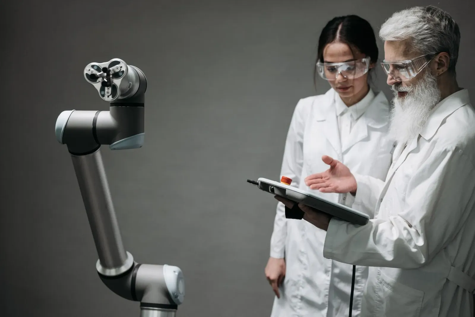 Imajen di'ak kona-ba laboratóriu siénsia, fruta, no robot AI, hanesan ne'e iha Tetun.
