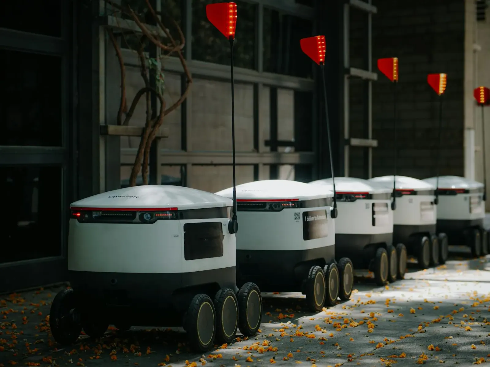 Imajen hodi hatudu teknolojia lojístika última milha, ho drone ka van entrega modernu, iha ambiente sidade, ilustra inovasaun