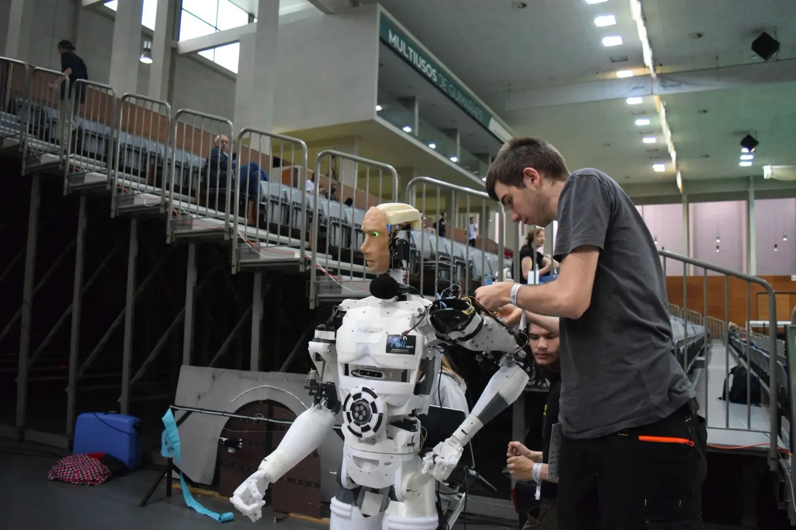 Robot humanoid Z01 husi Zoomlion iha feira KOMATEK 2026 iha Istambul, hatudu nia kapasidade atu foti sasán no servisu ho ema.