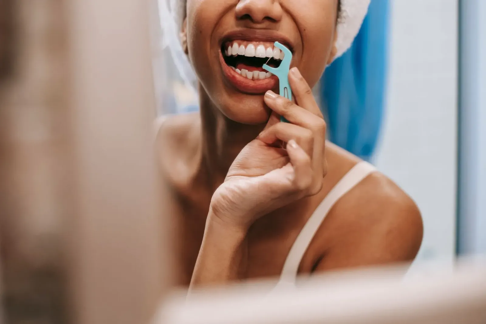 Imajen hatudu dentista hodi check dente pasiente no mos ai-horis iha uma refleta loron hodi hamenus temperatura
