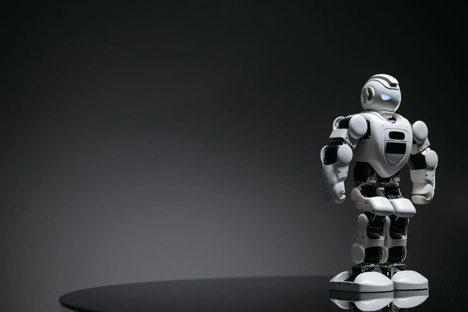 Robot humanoide Z01 husi Zoomlion servisu iha fábrika industrial ho teknolojia AI avansadu, hatudu oinsá robot muda indústria