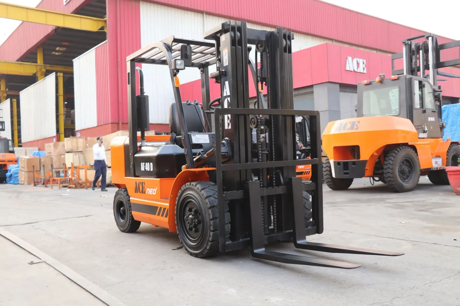 Imajen ida hatudu fábrika modernu ho forklift sira no armazén, ho símbolu petróleu no gráfiku prezu sae, ne'ebé ilustra mudan