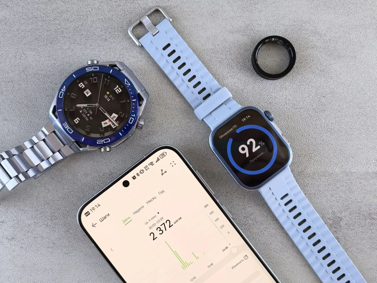 Oura Ring 5 iha liman ema nia liman, hatudu sensór saúde no AI Health Coach nia funsaun