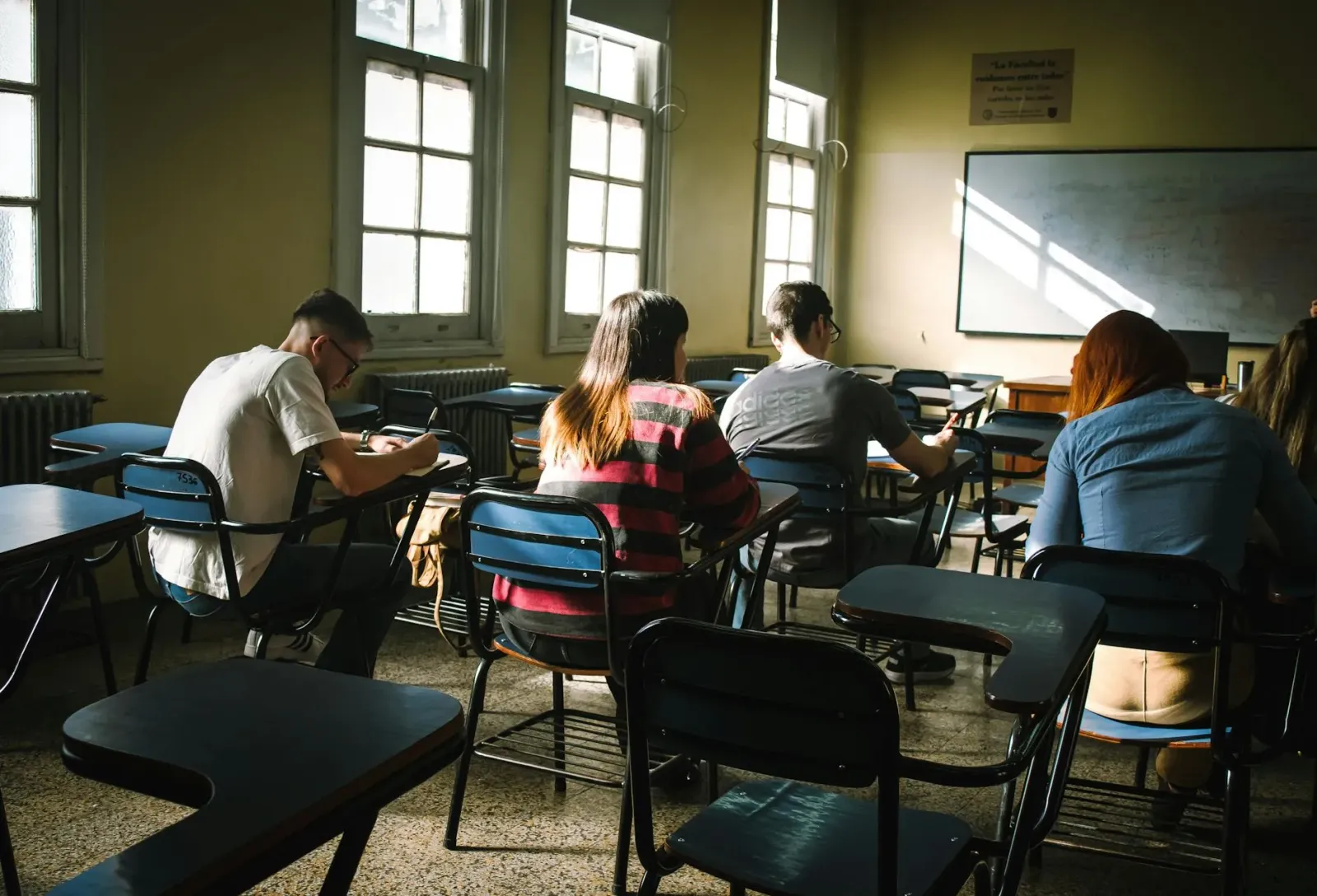Imajen hatudu estudante barak ho kartaz protestu iha laran dalan, polísia iha sorin, hanesan símbolu ba luta ba justisa iha s
