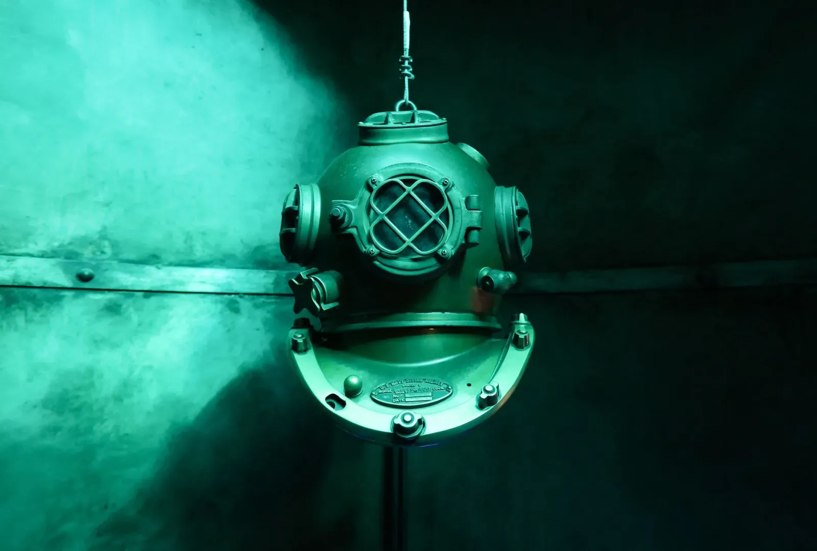 Drone submarinu AUKUS nian iha tasi, ho luz azul no infraestrutura kabel sub-mar, hanesan ilustrasaun ba teknolojia seguransa