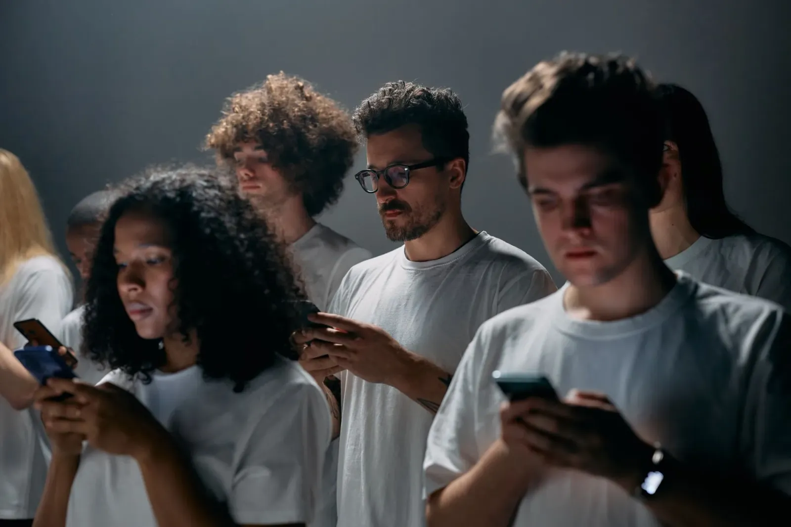 Imajen ida hatudu ema uza smartphone iha moris loron-loron, ho fundu sidade, ne'ebé reprezenta impaktu teknolojia ba ita nia 