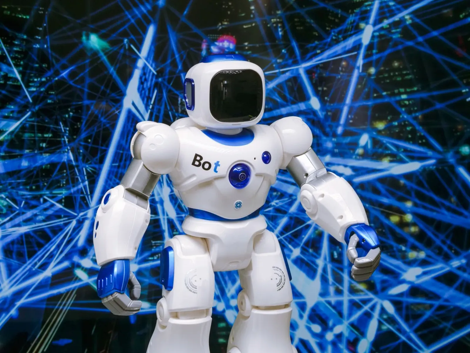 Imajen ne'ebé hatudu gráfiku Bitcoin, robot humanoid YY Group no bilhete Olimpíada LA28, símbolu ida ba notísia kombinadu kon