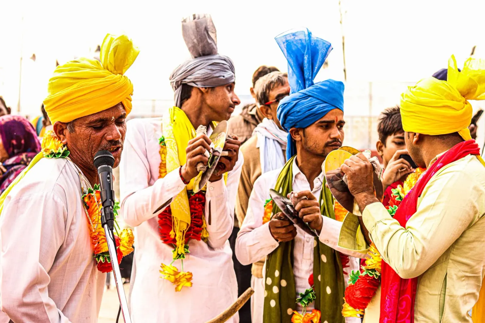 Imajen hosi konsertu músika Bhojpuri ne'ebé ema dansa no halimar iha festa, ho instrumentu tradisionál no roupa koloridu