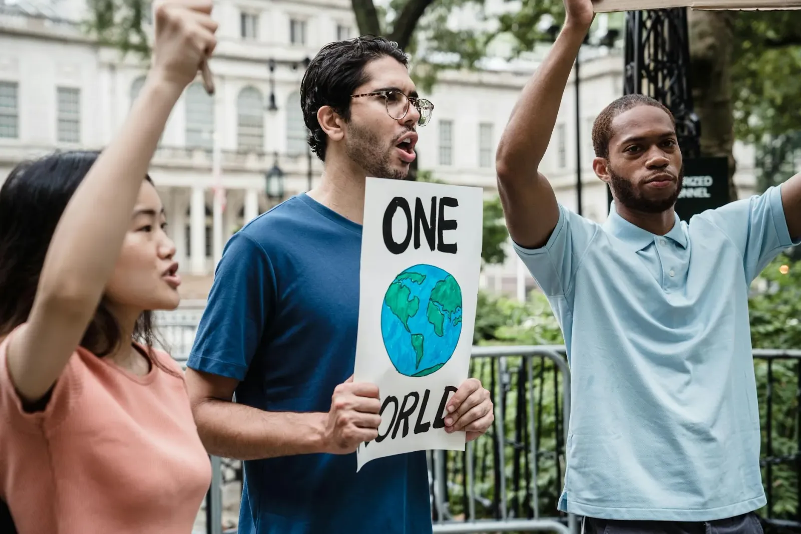 Imajen ne'ebé hatudu mapa mundu ho aviaun, grupo estudante sira protesta, no dokumentu sira iha meja, hanesan simbolu ba noti