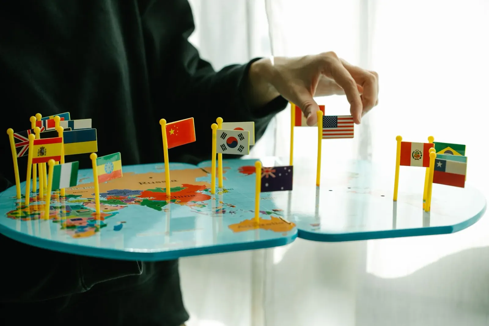 Imajen mapa mundu ho koneksaun diplomatia entre nasaun sira no simbolo finansa iha 2026