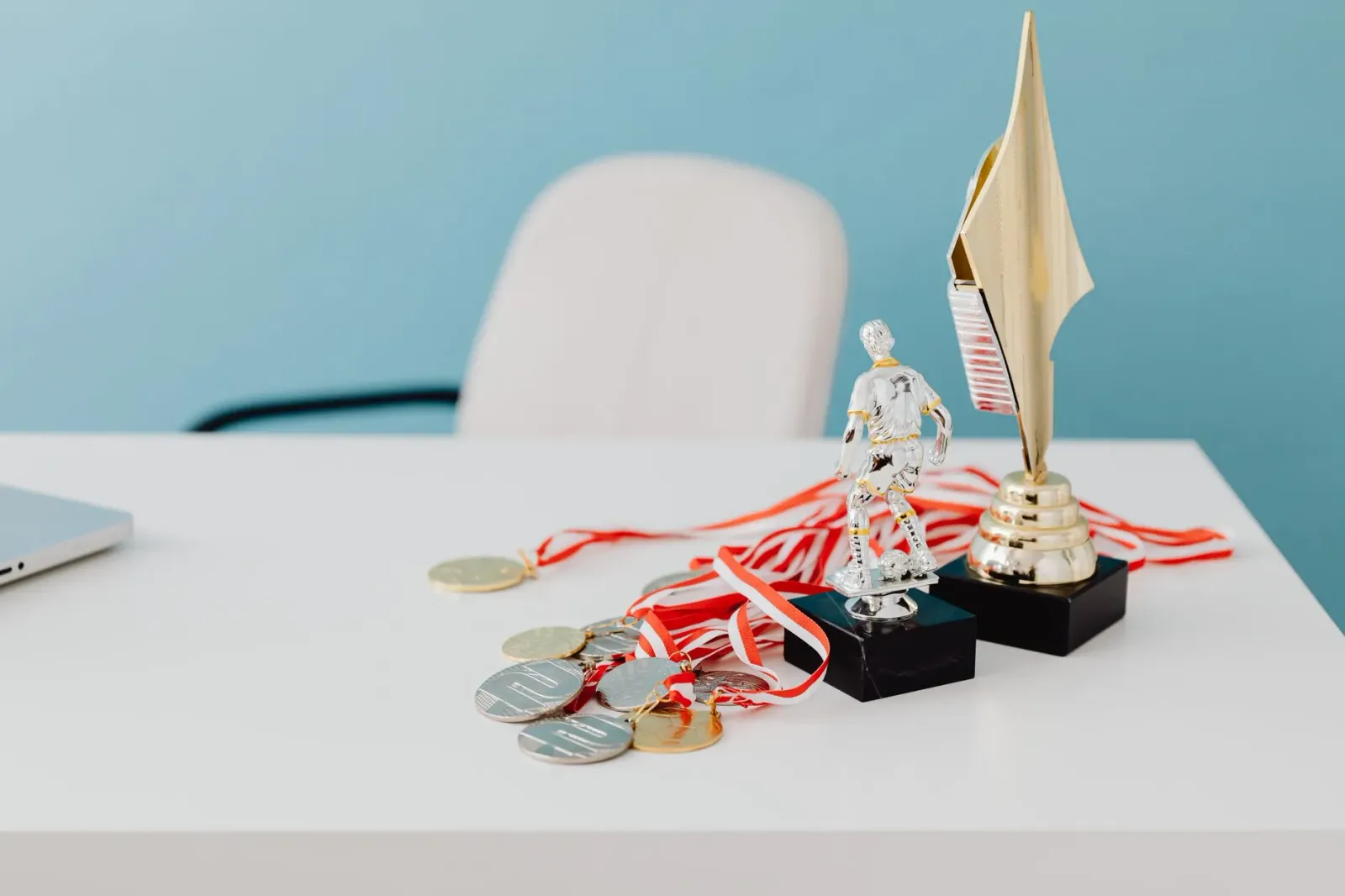 Trofeu Gold Stevie Award ho kór prata no fundu azul, ne'ebé reprezenta rekoñesimentu ba Access Coins Evo iha kategoria Constr