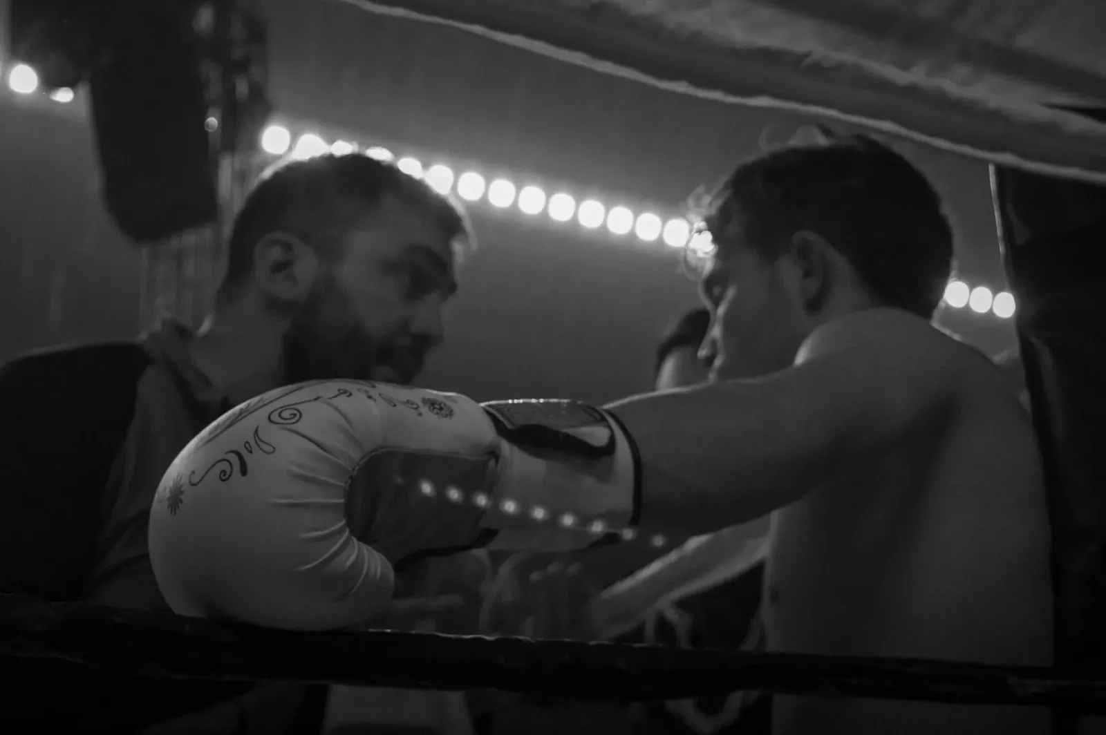 Imajen husi ring boxe ho foku ba atleta ne'ebé konsentra mentalmente antes luta, hatudu símbolu hanoin no estratégia psikoloj