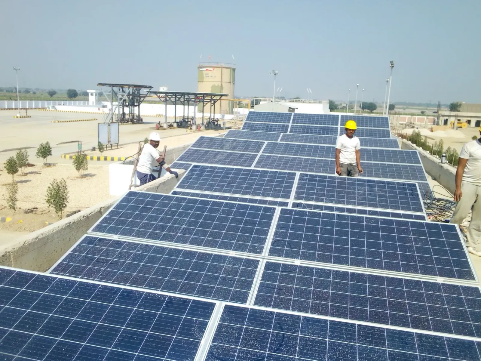 Painél solar flutuante iha bee hamutuk ho karga logístika iha Timor-Leste, hatudu oportunidade negósiu kombina enerjia no tra