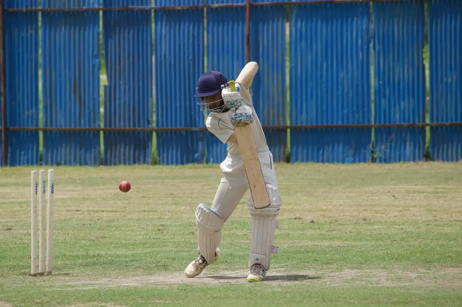 Imajen jogadoras kriket feto husi India no Inglatera iha campo, ho tensaun iha partida finál série T20I nian.