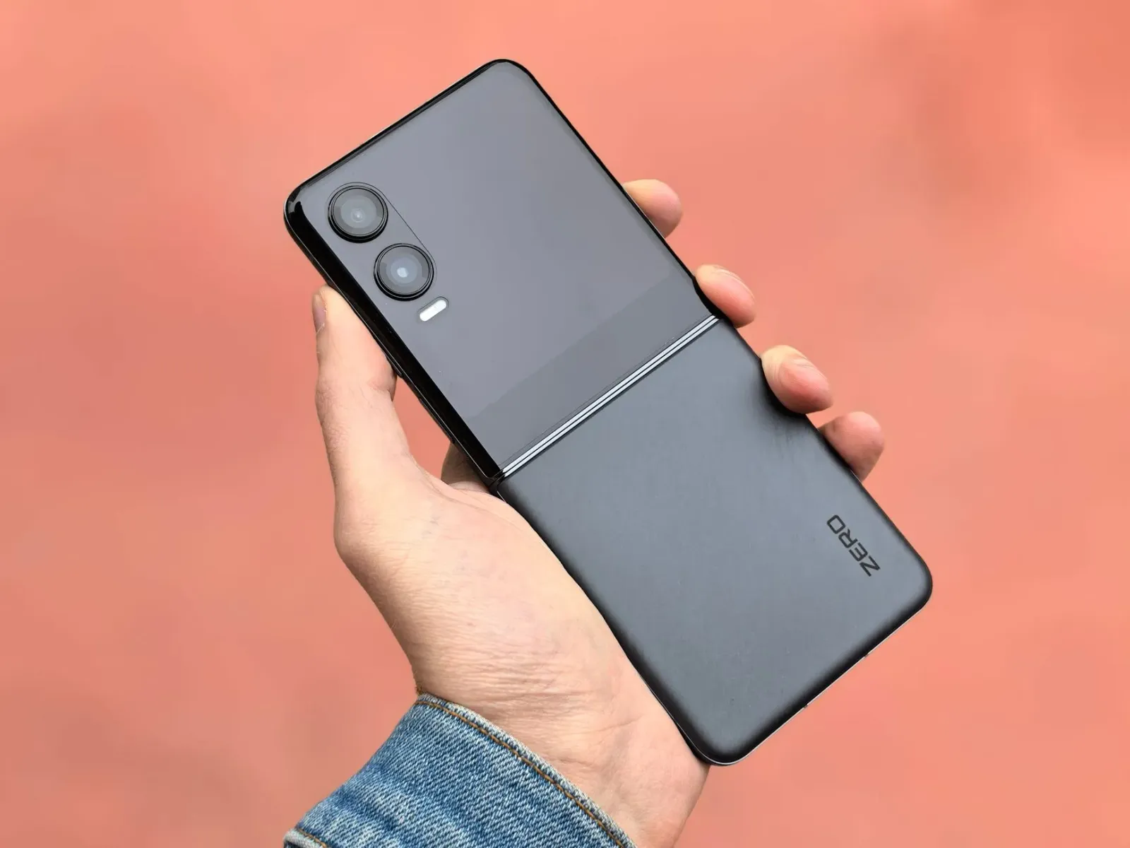 Imajen konseitu iPhone toman ho ekrã boot ne'ebé bele loke tiha, ho ikon aplikasaun iha sorin, hatudu oinsá teknolojia toman 
