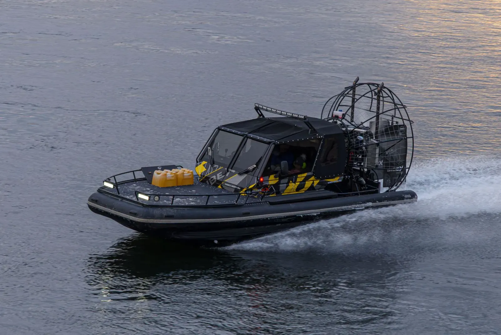 Imajen ida ne'ebé hatudu ró elétriku modernu ho teknolojia E-Motion husi Vision Marine, iha tasi nia leten, ho loron nia luz 