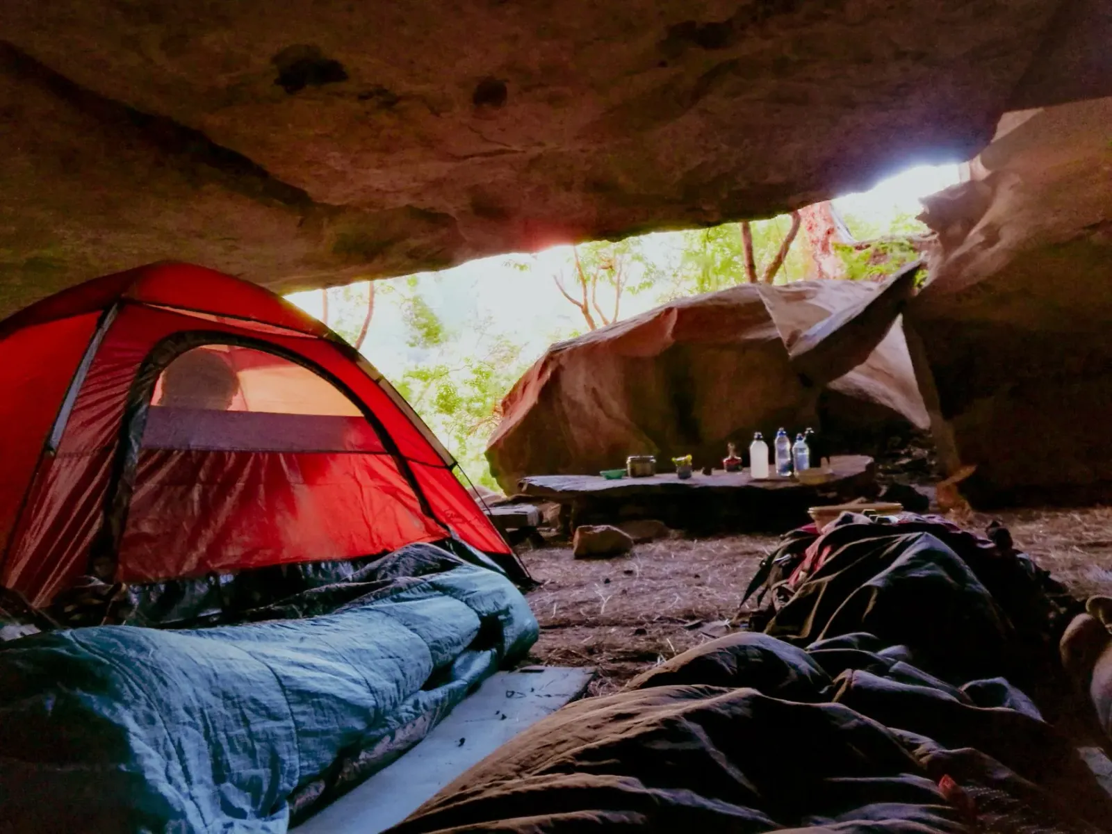 Ekipamentu desportu hanesan tenda no sleeping bag iha venda REI ho presu baratu, ho ema sira sosa hela
