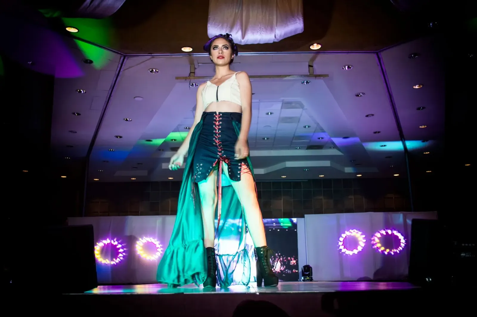 Estrela realiti TV ida la'o iha pasarela moda, ho roupa luxu no ema fotógrafu sira iha kotuk
