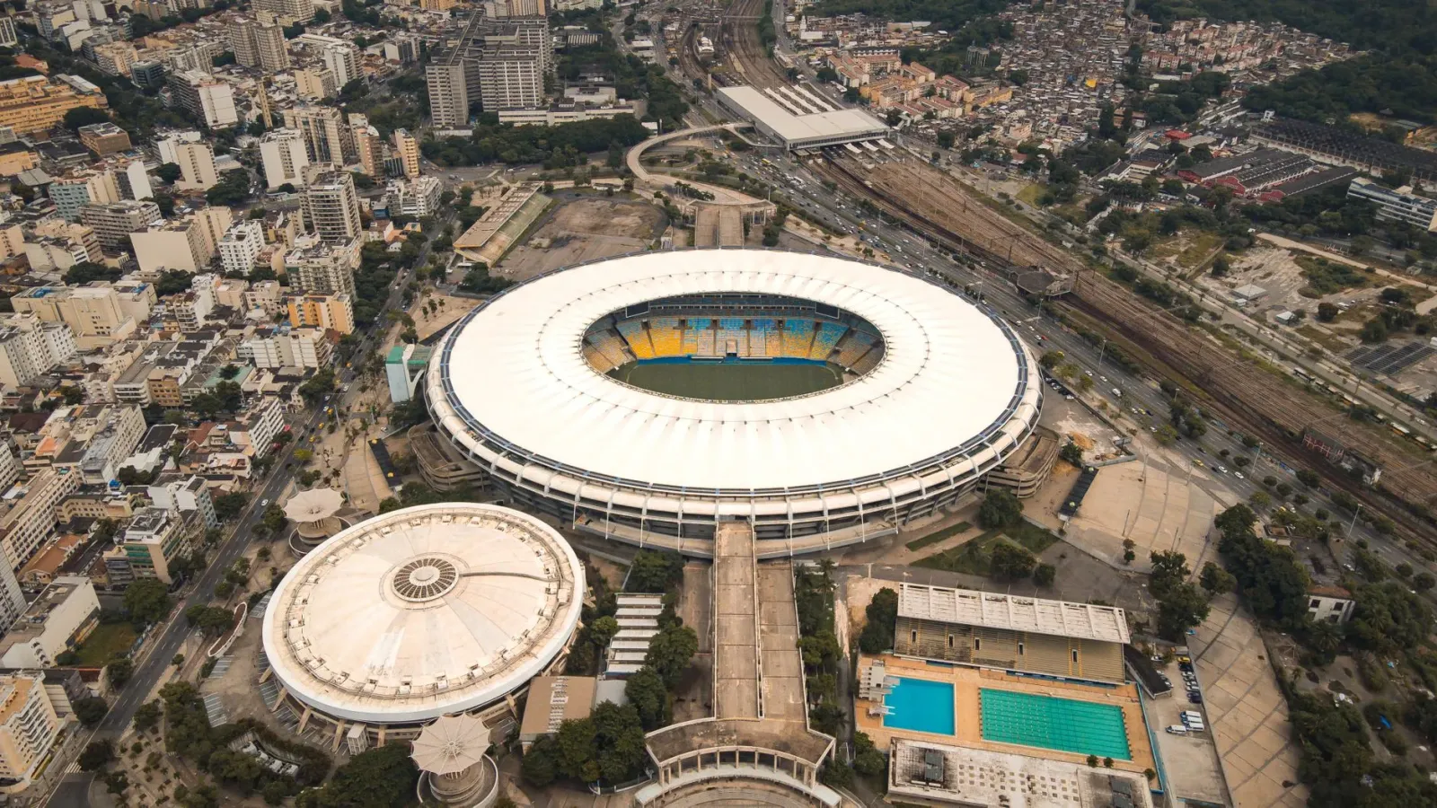 Imajen estadiu boot iha Mexico ho torcedor sira halao serimónia abertura Mundial 2026, ho bandeira nasaun tolu no luz kolorid