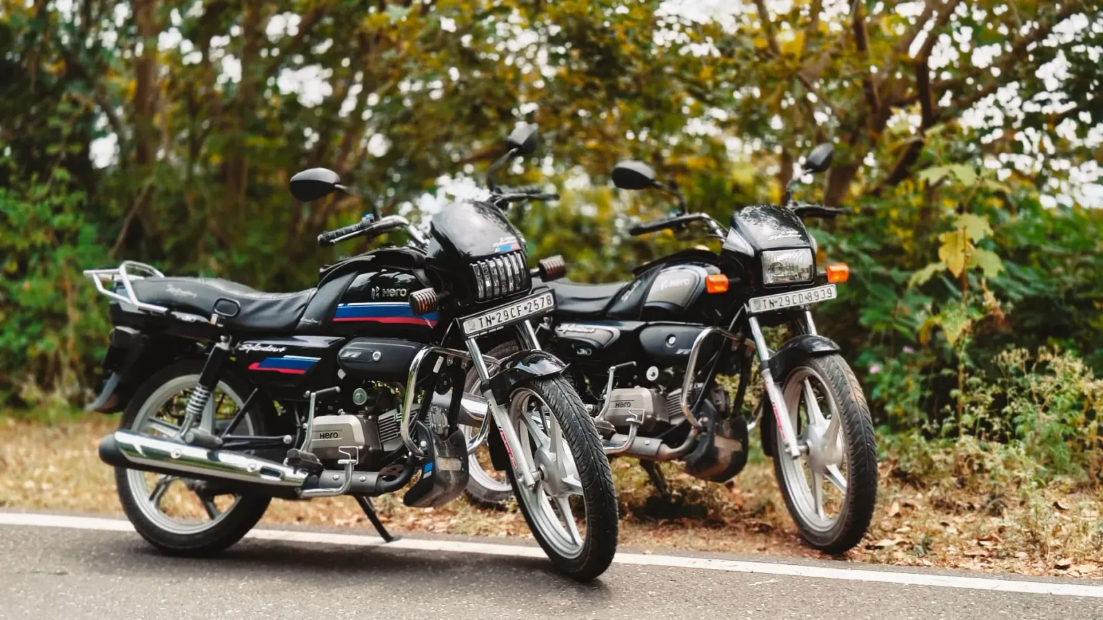 Imajen hatudu moto boot Hero MotoCorp iha área rurál Índia, ho ema sira tuur iha moto, hanesan sinal kresimentu venda moto bo