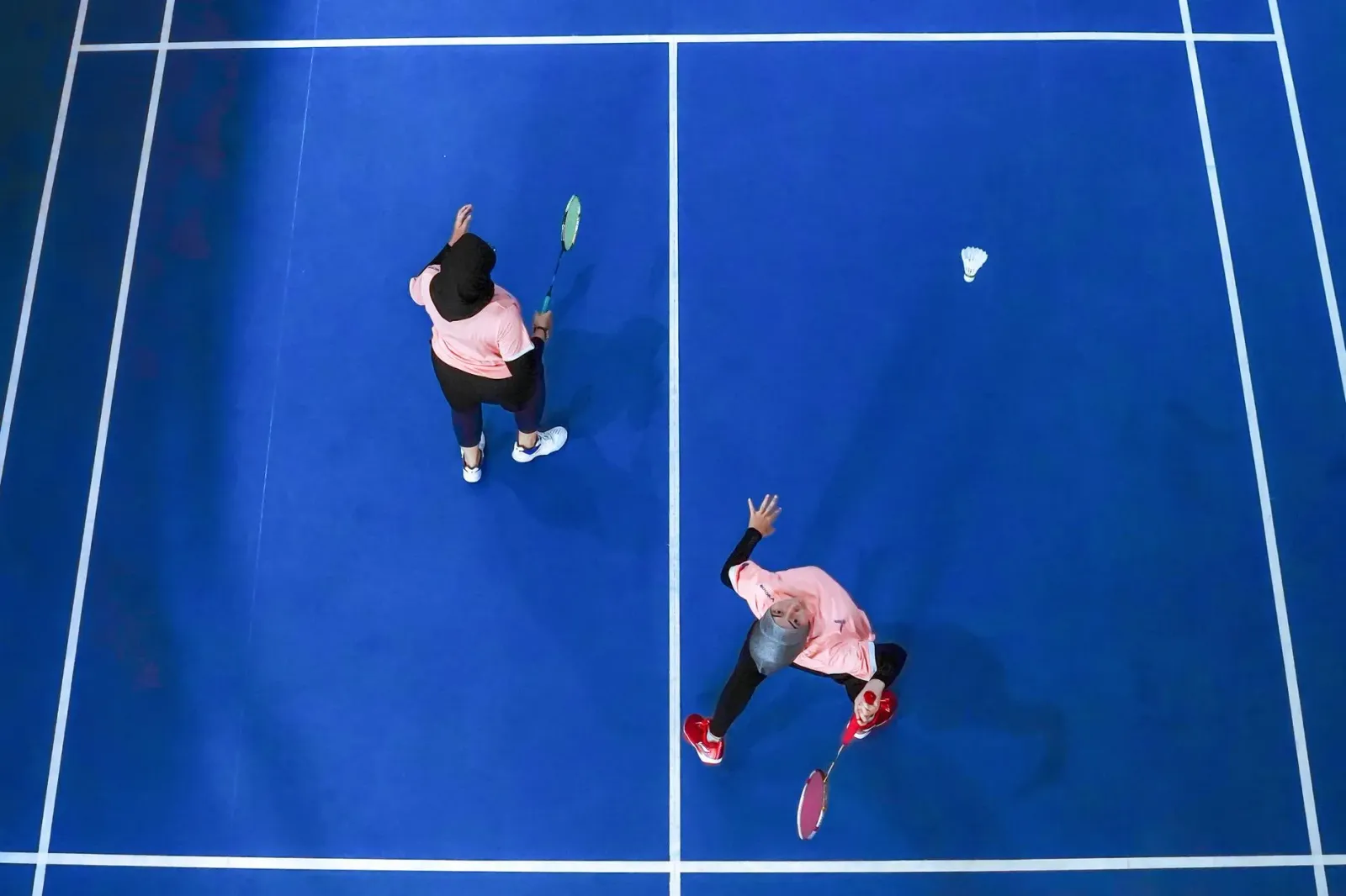 Tanvi Sharma no Malvika Bansod hosi India jogu badminton iha Australian Open Super 500 iha Sydney, ho fã sira hein iha arquib