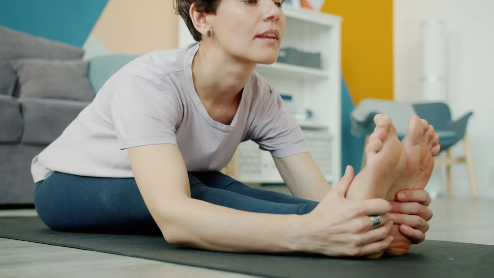 Manisha Koirala ho sorriso, hatoo mensajen katak wellness la'ós destinu maibe prática loroloron, iha fundu natar verde no sin