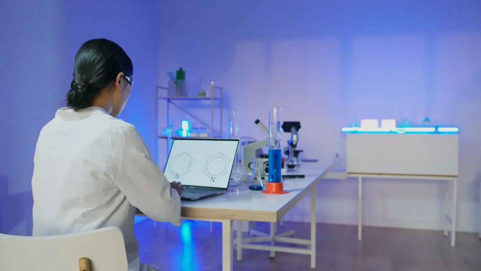 Imajen ida hatudu laboratóriu siénsia ho ekipamentu no dadus kiak (analiza dadus) — ne'e ilustra oportunidade siénsia dadus n