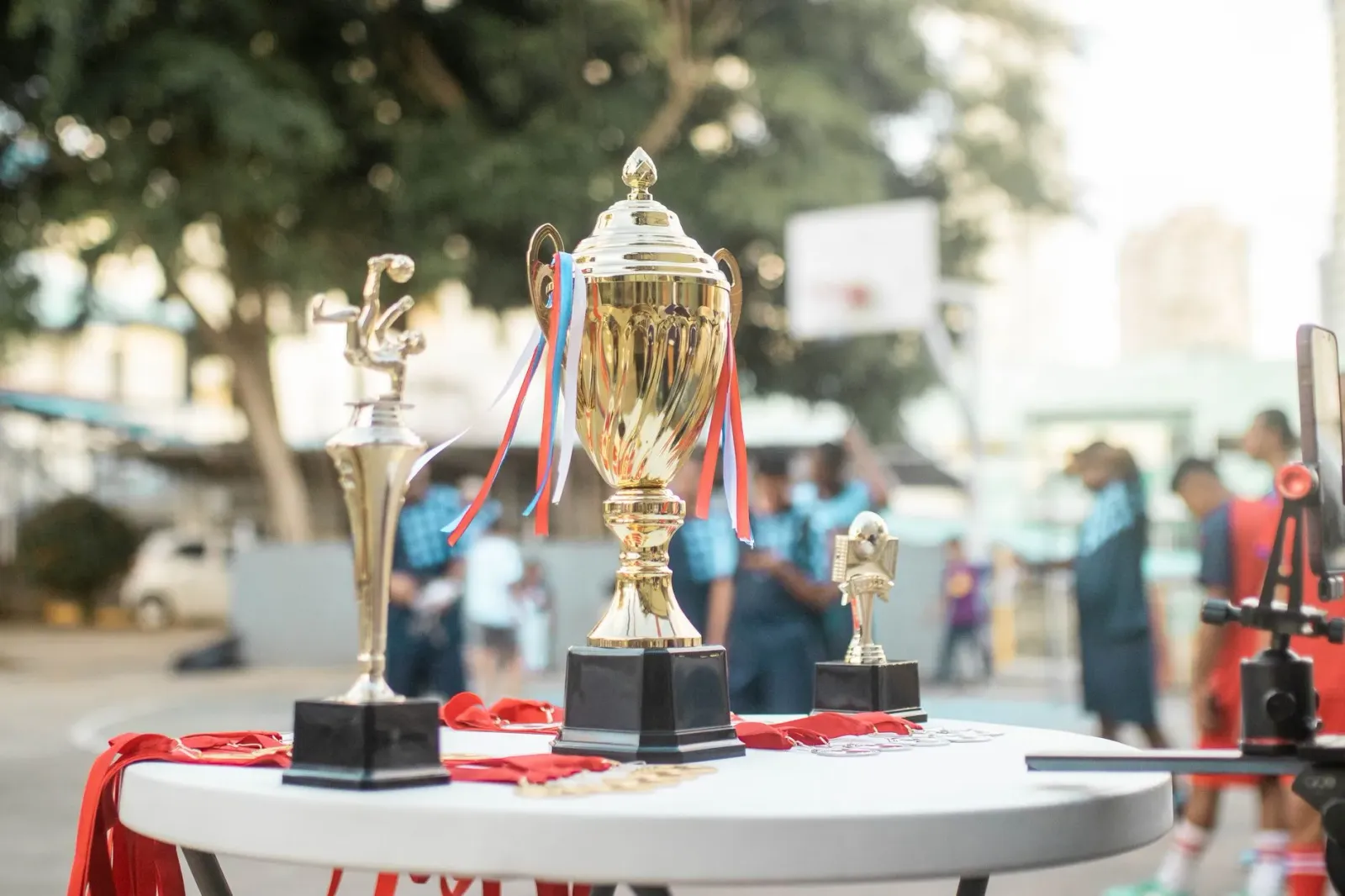 Imajen hatudu sereimónia entrega premiu desportu ho troféu sira no atleta sira iha palco, hanesan ezemplu ba rekoñesimentu at