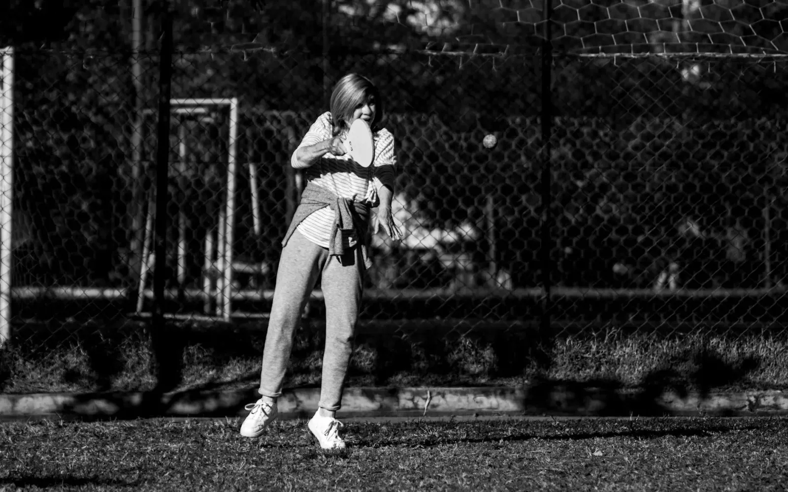 Imajen hatudu Serena Williams ho raket iha kortu tenis, Vinita Gupta iha eventu negósiu, no Ministru Singh hamutuk ho ministr