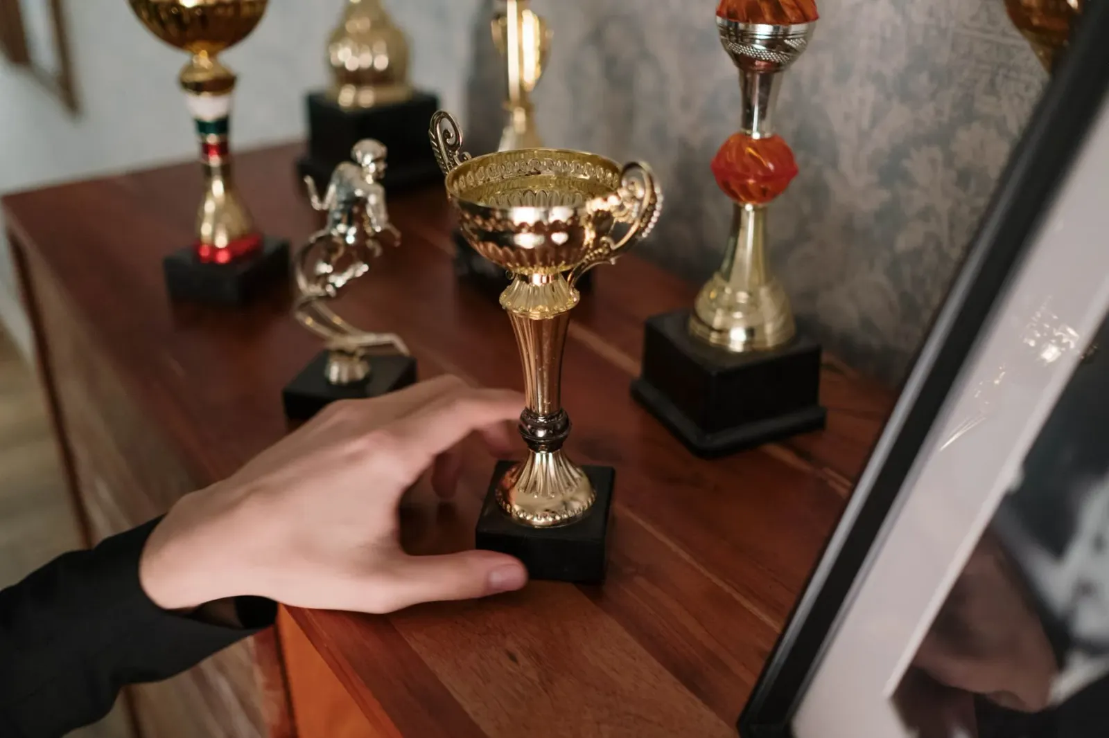 Troféu FIFA Mundial iha kór ouru, ho detalhe luksu no simbólika, iha fundu verde futebol