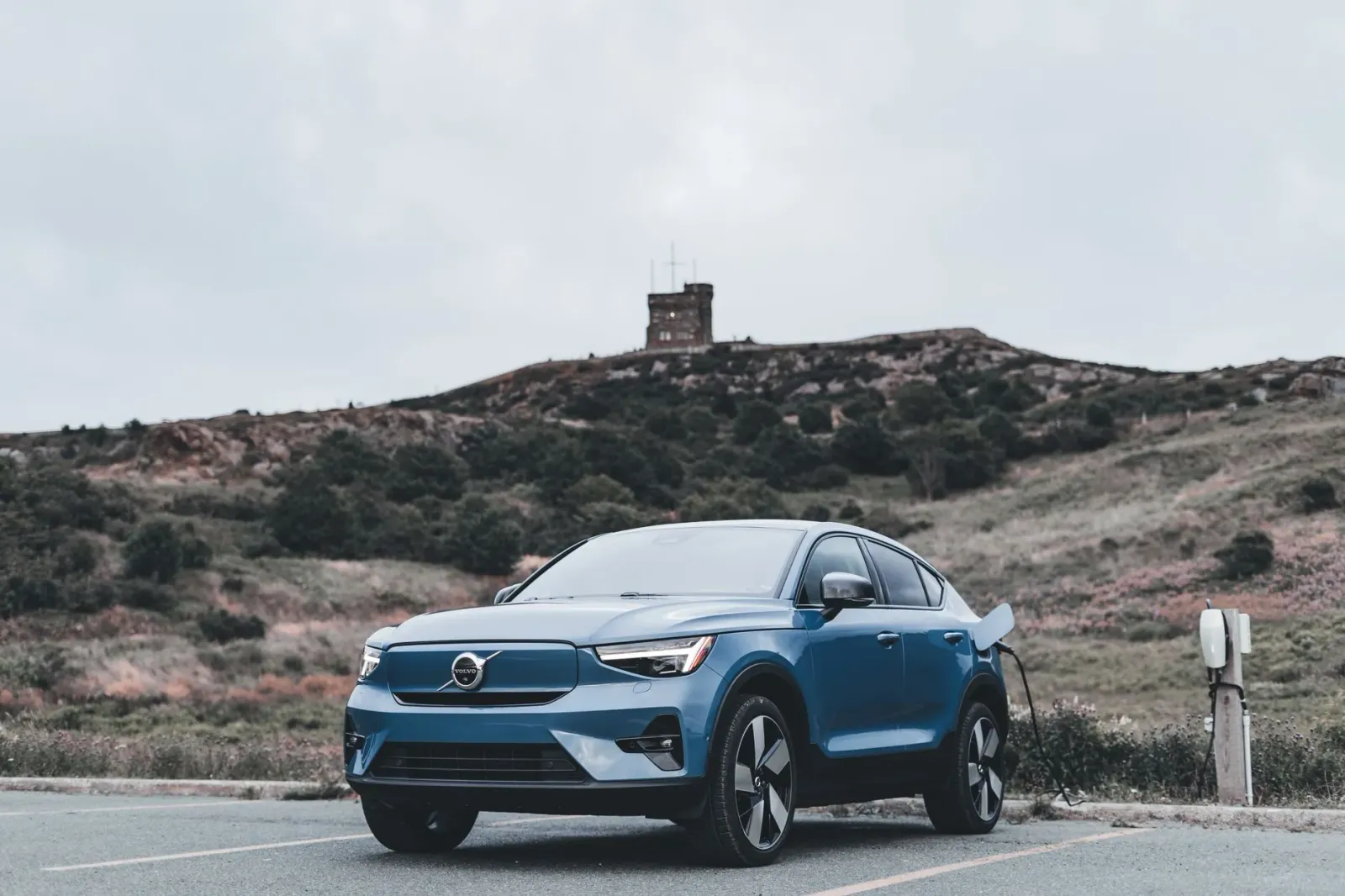 Imajen konseituál husi Volvo EX60 elétriku futuru, ho dezenu modernu iha fundu branku, reprezenta inovasaun no estratéjia fou