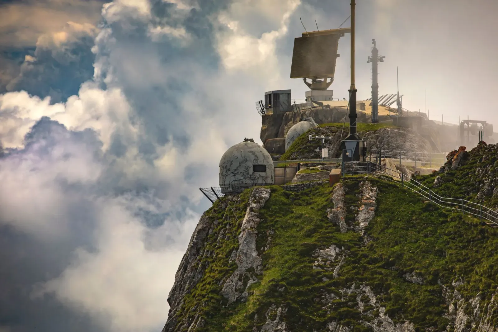 Satélite radar CloudCube husi NASA ne'ebé observa kalohan no presipitasaun iha atmosfera, ho ilustrasaun teknolójiku modernu